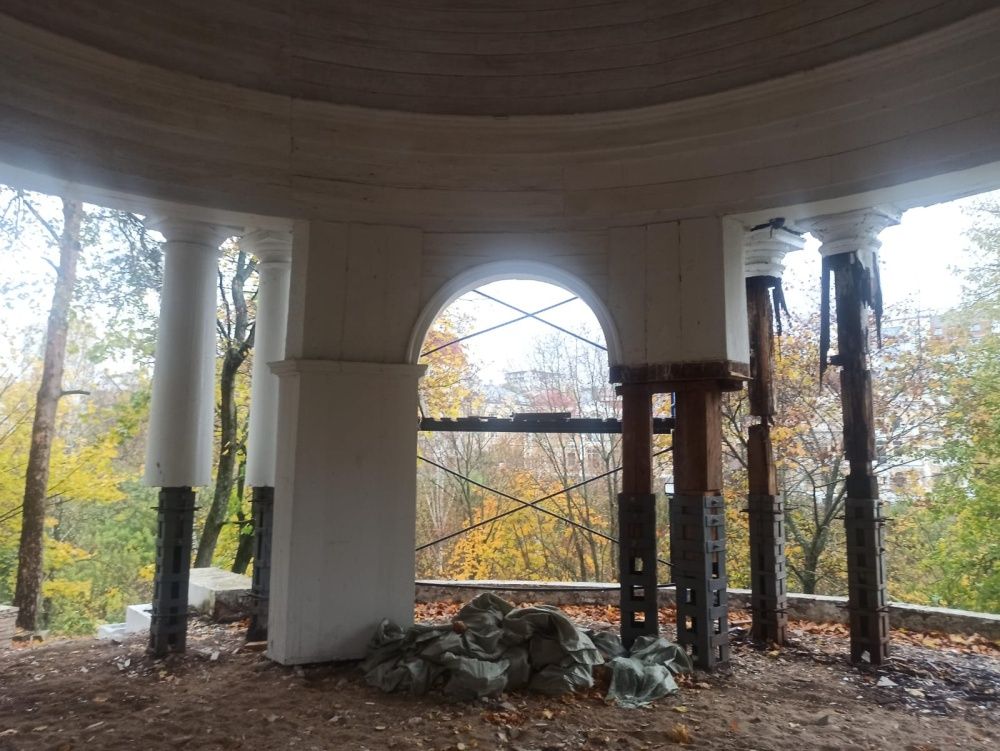 В Александровском саду продолжили восстановление ротонд